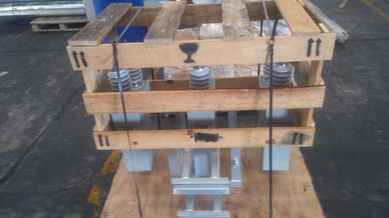 Banco fijo de capacitores tipo poste de 300 KVAr en voltaje de 34.5 kV Completo y Liberado Banco fijo de capacitores tipo poste de 300 KVAr en voltaje de 34.5 kV Completo y Liberado