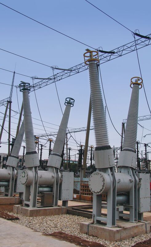Interruptor de potencia tripolar tipo tanque vivo en gas SF6145Kv Interruptor de potencia tripolar tipo tanque vivo en gas SF6145Kv